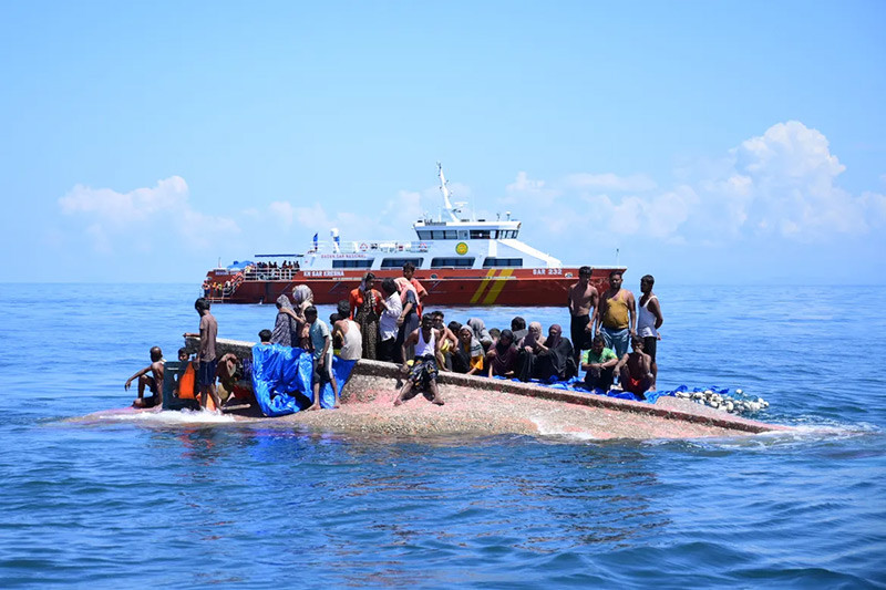 Chùm ảnh cuộc giải cứu người Rohingya đầy kịch tính trên biển