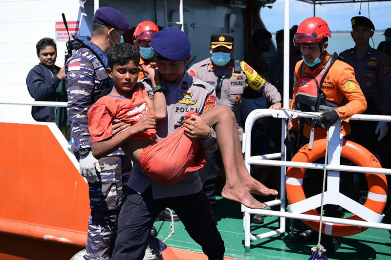 Chùm ảnh cuộc giải cứu người Rohingya đầy kịch tính trên biển