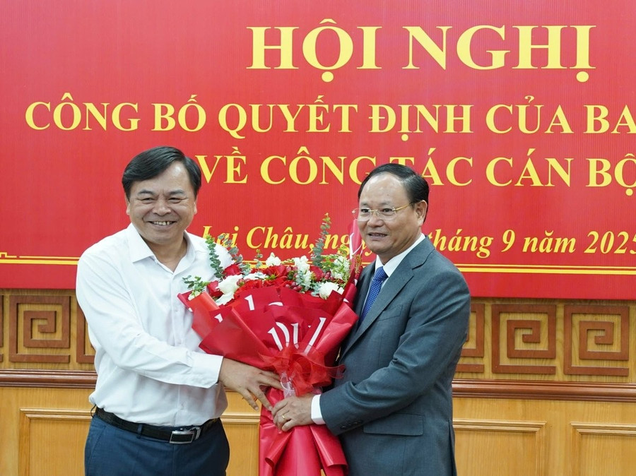 Đồng chí Nguyễn Hoàng Hiệp, Thứ trưởng Bộ Nông nghiệp và Môi trường tặng hoa chúc mừng đồng chí Lê Minh Ngân. Ảnh: Trần Hương. Đồng chí Nguyễn Hoàng Hiệp, Thứ trưởng Bộ Nông nghiệp và Môi trường tặng hoa chúc mừng đồng chí Lê Minh Ngân. Ảnh: Trần Hương.