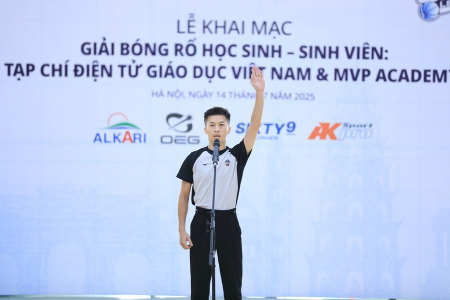 Đại diện tổ trọng tài tuyên thệ. Đại diện tổ trọng tài tuyên thệ.