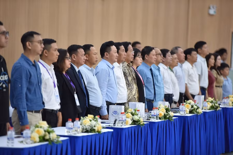 Các khách mời tham dự buổi lễ thực hiện chào cờ.