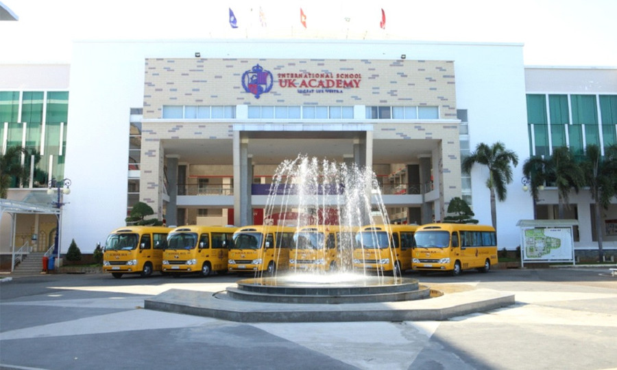 Các khu nội trú và hệ thống school bus tại IEC Quảng Ngãi và UK Academy Bà Rịa đảm bảo sự thuận tiện cho học sinh học tập. dich-vu-school-bus-tai-uka-ba-ria-duoc-nang-cap-toan-dien-voi-xe-doi-moi-ung-dung-theo-doi-hanh-trinh-he-thong-chuong-giam-sat-canh-bao-an-toan.jpeg