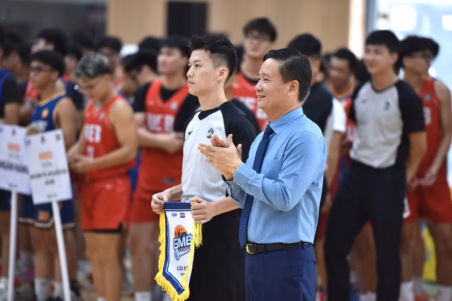 Nhà báo Nguyễn Tiến Bình trao cờ lưu niệm cho đại diện tổ trọng tài.