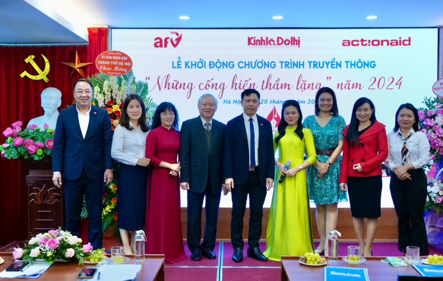 Ban Tổ chức chụp ảnh lưu niệm tại Lễ khởi động Chương trình truyền thông “Những cống hiến thầm lặng” năm 2024.