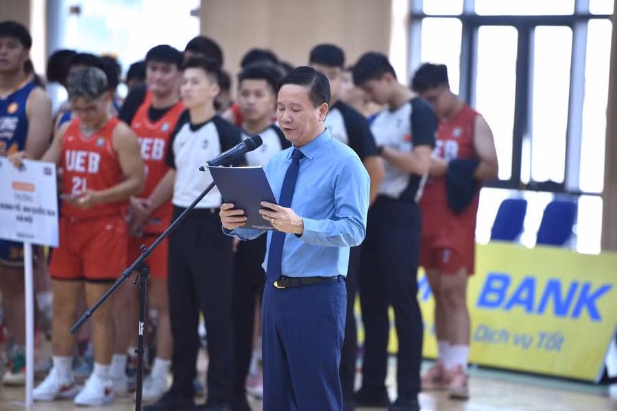 Nhà báo Nguyễn Tiến Bình - Phó Chủ tịch Hiệp hội Các trường đại học, cao đẳng Việt Nam, Tổng Biên tập Tạp chí điện tử Giáo dục Việt Nam, Trưởng Ban Tổ chức giải đấu phát biểu.