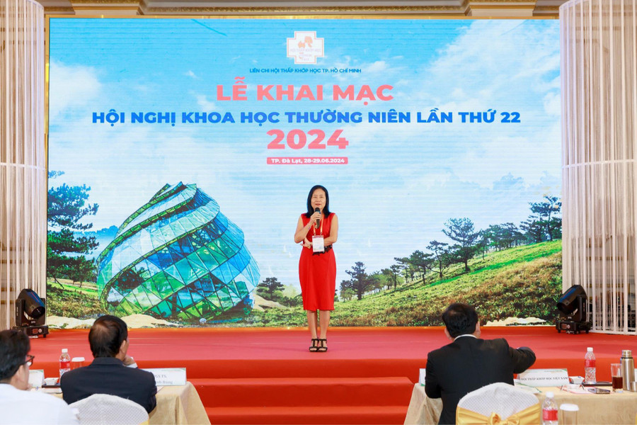 PGS.TS. Nguyễn Thị Ngọc Lan – Chủ tịch Hội Thấp Khớp Học Việt Nam phát biểu tại Hội nghị. PGS-TS Ngoclan.jpg