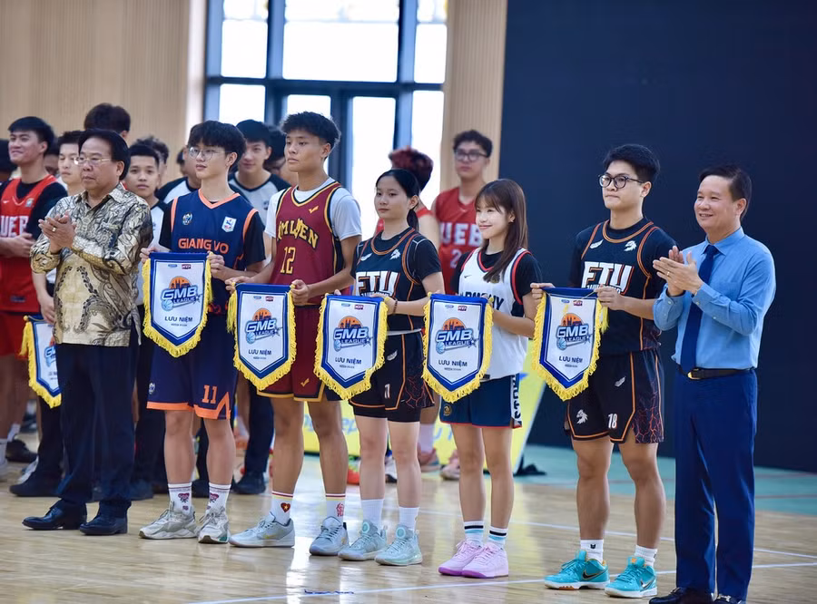 Ông Nghiêm Vũ Khải và Nhà báo Nguyễn Tiến Bình trao cờ lưu niệm cho đại diện các đội bóng.