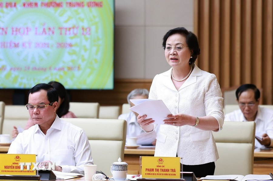 Bộ trưởng Bộ Nội vụ, Phó Chủ tịch thường trực Hội đồng Thi đua-Khen thưởng Trung ương Phạm Thị Thanh Trà báo cáo kết quả 6 tháng đầu năm và nhiệm vụ trọng tâm những tháng cuối năm. (Ảnh: Dương Giang/TTXVN). Bộ trưởng Bộ Nội vụ, Phó Chủ tịch thường trực Hội đồng Thi đua-Khen thưởng Trung ương Phạm Thị Thanh Trà báo cáo kết quả 6 tháng đầu năm và nhiệm vụ trọng tâm những tháng cuối năm. (Ảnh: Dương Giang/TTXVN).