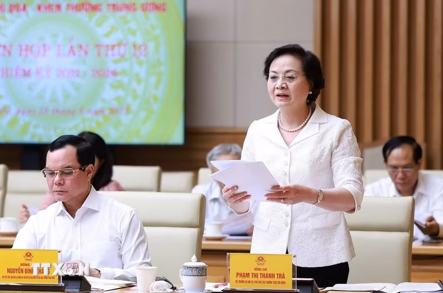 Bộ trưởng Bộ Nội vụ, Phó Chủ tịch thường trực Hội đồng Thi đua-Khen thưởng Trung ương Phạm Thị Thanh Trà báo cáo kết quả 6 tháng đầu năm và nhiệm vụ trọng tâm những tháng cuối năm. (Ảnh: Dương Giang/TTXVN).