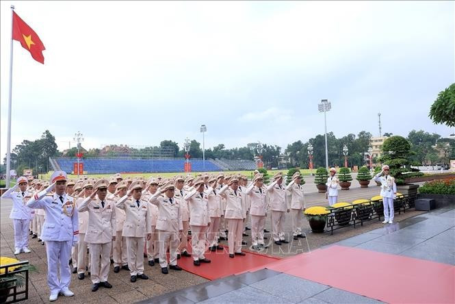 Đoàn đại biểu Đảng ủy Công an Trung ương, Bộ Công an thành kính tưởng nhớ Chủ tịch Hồ Chí Minh. Ảnh: Tuấn Anh/TTXVN.