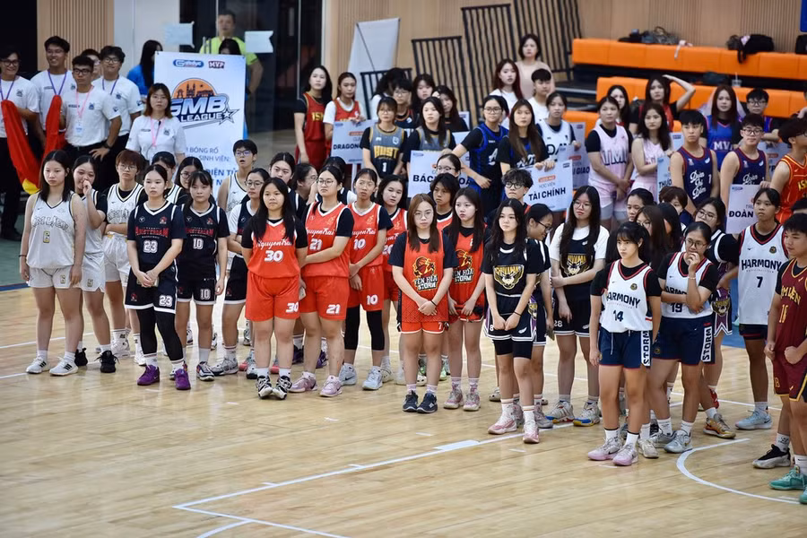 Đại diện một số đội bóng tại lễ khai mạc.