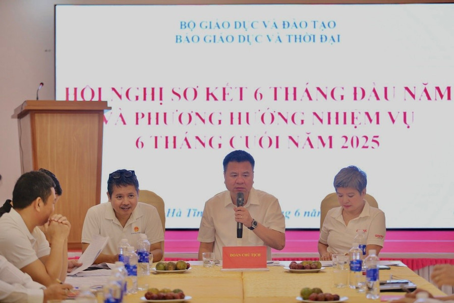 Ban biên tập Báo Giáo dục và Thời đại chủ trì Hội nghị. img-5737.jpg