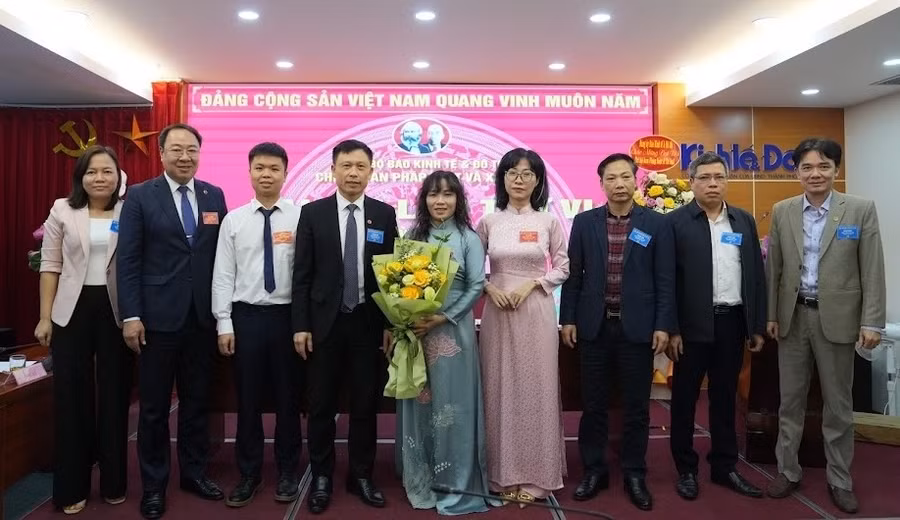 Đảng ủy Báo Kinh tế &amp; Đô thị tặng hoa chúc mừng cấp ủy khóa mới nhiệm kỳ 2025-2027 của Chi bộ Ban Pháp luật và Xã hội.