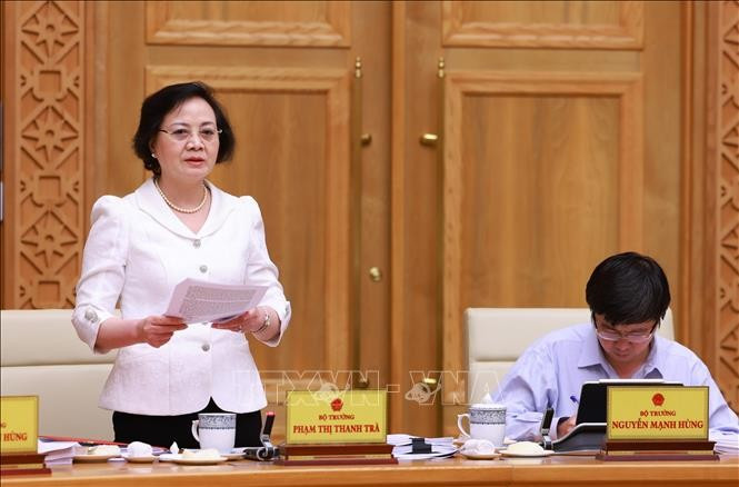 Bộ trưởng Bộ Nội vụ Phạm Thị Thanh Trà báo cáo rà soát xây dựng các nghị định phân cấp, phân quyền. Ảnh: Dương Giang/TTXVN. Bộ trưởng Bộ Nội vụ Phạm Thị Thanh Trà báo cáo rà soát xây dựng các nghị định phân cấp, phân quyền. Ảnh: Dương Giang/TTXVN.