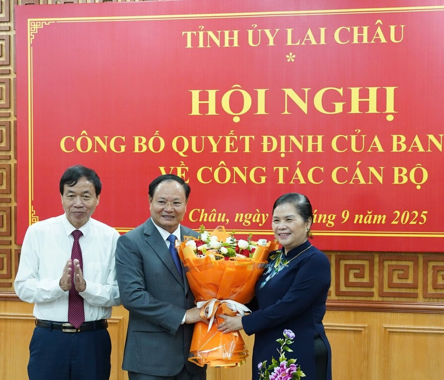 Đồng chí Giàng Páo Mỷ, Bí thư Tỉnh ủy Lai Châu và đồng chí Lê Văn Lương, Chủ tịch UBND tỉnh Lai Châu (áo trắng) chúc mừng đồng chí Lê Minh Ngân. Ảnh: Trần Hương. Đồng chí Giàng Páo Mỷ, Bí thư Tỉnh ủy Lai Châu và đồng chí Lê Văn Lương, Chủ tịch UBND tỉnh Lai Châu (áo trắng) chúc mừng đồng chí Lê Minh Ngân. Ảnh: Trần Hương.