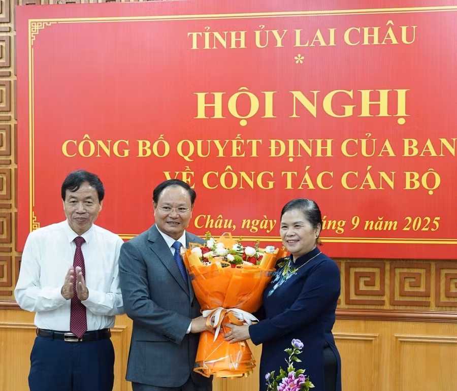 Đồng chí Giàng Páo Mỷ, Bí thư Tỉnh ủy Lai Châu và đồng chí Lê Văn Lương, Chủ tịch UBND tỉnh Lai Châu (áo trắng) chúc mừng đồng chí Lê Minh Ngân. Ảnh: Trần Hương.