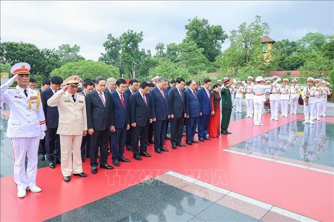 Đoàn đại biểu lãnh đạo, nguyên lãnh đạo Đảng, Nhà nước cùng các bộ, ngành Trung ương đến đặt vòng hoa, dâng hương, tưởng niệm các Anh hùng liệt sỹ tại Đài Tưởng niệm các Anh hùng liệt sỹ trên đường Bắc Sơn. Ảnh: Tuấn Anh/TTXVN.