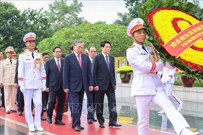Đoàn đại biểu lãnh đạo, nguyên lãnh đạo Đảng, Nhà nước cùng các bộ, ngành Trung ương đến đặt vòng hoa, dâng hương, tưởng niệm các Anh hùng liệt sỹ tại Đài Tưởng niệm các Anh hùng liệt sỹ trên đường Bắc Sơn. Ảnh: Tuấn Anh/TTXVN.