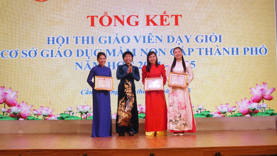 Đại diện lãnh đạo Sở GD&ĐT Cần Thơ trao giấy chứng nhận giáo viên dạy giỏi bậc mầm non cho các giáo viên tại lễ tổng kết. (Ảnh: MH).