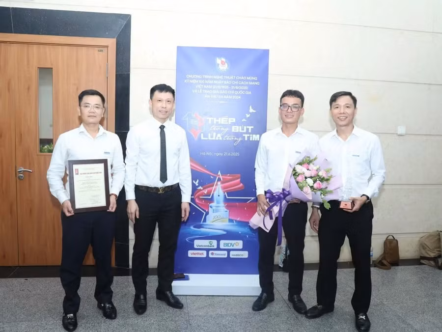 Nhà báo Lê Thành Đạt (ngoài cùng bên trái) cùng nhóm tác giả đạt giải C Giải Báo chí quốc gia lần thứ XIX năm 2024.