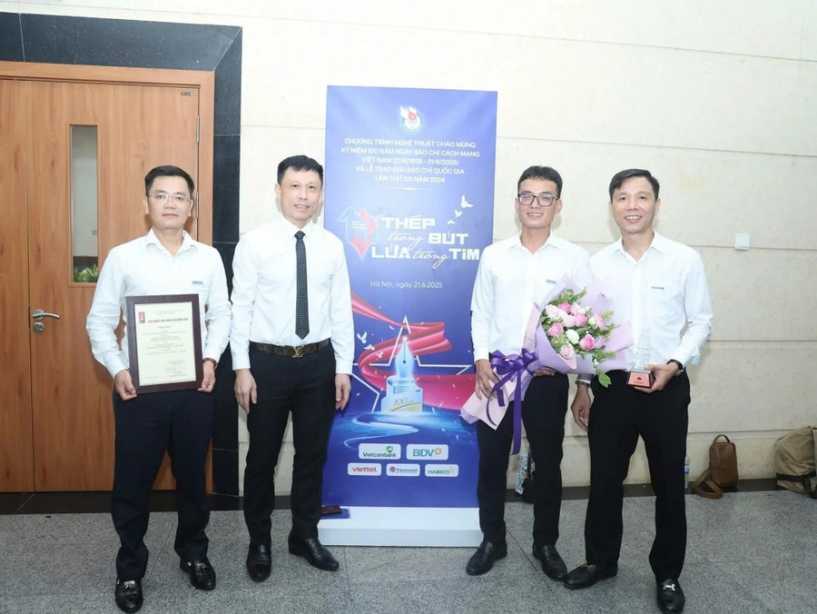 Nhà báo Lê Thành Đạt (ngoài cùng bên trái) cùng nhóm tác giả đạt giải C Giải Báo chí quốc gia lần thứ XIX năm 2024. Nhà báo Lê Thành Đạt (ngoài cùng bên trái) cùng nhóm tác giả đạt giải C Giải Báo chí quốc gia lần thứ XIX năm 2024.