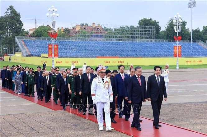 Đoàn đại biểu lãnh đạo, nguyên lãnh đạo Đảng, Nhà nước cùng các bộ, ngành Trung ương đến đặt vòng hoa và vào Lăng viếng Chủ tịch Hồ Chí Minh. Ảnh: Tuấn Anh/TTXVN.