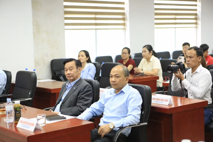 Ông Nguyễn Gia Hưng - Phó vụ trưởng Vụ Báo chí Xuất bản, Ban Tuyên giáo Trung ương (bên phải) tham dự buổi họp báo.