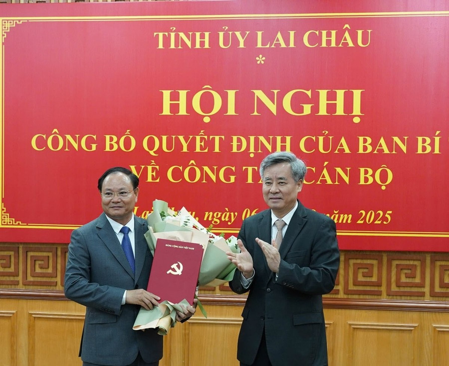 Đồng chí Nguyễn Quang Dương, Ủy viên Ban Chấp hành Trung ương Đảng, Phó trưởng Ban Tổ chức Trung ương trao quyết định và tặng hoa cho đồng chí Lê Minh Ngân, Phó Bí thư Thường trực tỉnh Lai Châu. Ảnh: Trần Hương. Đồng chí Nguyễn Quang Dương, Ủy viên Ban Chấp hành Trung ương Đảng, Phó trưởng Ban Tổ chức Trung ương trao quyết định và tặng hoa cho đồng chí Lê Minh Ngân, Phó Bí thư Thường trực tỉnh Lai Châu. Ảnh: Trần Hương.