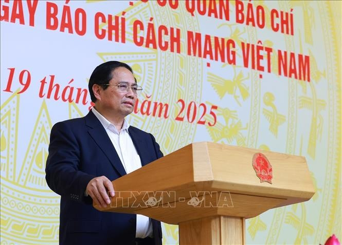 Thủ tướng Phạm Minh Chính chúc mừng các lãnh đạo, nguyên lãnh đạo các cơ quan báo chí Nhân kỷ niệm 100 năm Ngày Báo chí Cách mạng Việt Nam. Ảnh: Dương Giang/TTXVN. thu-tuong-pham-minh-chinh4.jpg