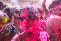 chum-anh-le-hoi-holi-ruc-ro-sac-mau-100305-08.jpg