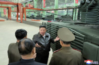 chum-anh-ong-kim-jong-un-tham-nha-may-xe-tang-02.jpg