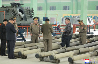 chum-anh-ong-kim-jong-un-tham-nha-may-xe-tang-03.jpg
