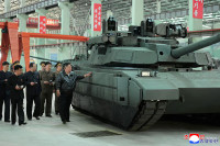 chum-anh-ong-kim-jong-un-tham-nha-may-xe-tang-01.jpg