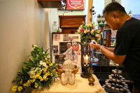 chum-anh-nguoi-dan-khap-the-gioi-tiec-thuong-giao-hoang-francis-02.jpg