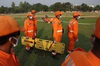 chum-anh-an-do-tien-hanh-tap-tran-tren-toan-quoc-070505-08.jpg