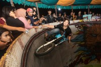 chum-anh-bieu-dien-xe-dap-mao-hiem-o-hoi-cho-dem-indonesia-09.jpg