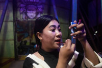 chum-anh-bieu-dien-xe-dap-mao-hiem-o-hoi-cho-dem-indonesia-02.jpg
