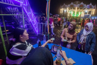 chum-anh-bieu-dien-xe-dap-mao-hiem-o-hoi-cho-dem-indonesia-04.jpg