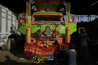 chum-anh-trang-tri-xe-tai-thanh-kiet-tac-di-dong-o-pakistan-05.jpg