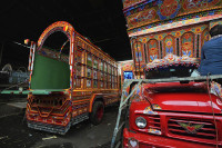 chum-anh-trang-tri-xe-tai-thanh-kiet-tac-di-dong-o-pakistan-04.jpg