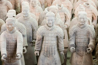 du-khach-pha-tuong-dat-nung-tai-lang-mo-tan-thuy-hoang-gay-phan-no-5.jpg