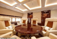 ben-trong-cung-dien-bay-400-trieu-usd-qatar-tang-ong-trump-6.jpg
