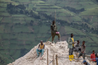 chum-anh-tho-mo-coltan-o-ch-congo-0505-06.jpg