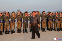 chum-anh-ong-kim-jong-un-thi-sat-tap-tran-khong-quan-0505-02.jpg