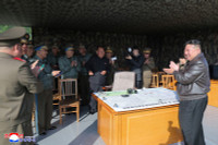 chum-anh-ong-kim-jong-un-thi-sat-tap-tran-khong-quan-0505-014.jpg