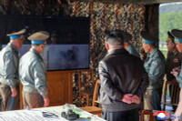 chum-anh-ong-kim-jong-un-thi-sat-tap-tran-khong-quan-0505-018.jpg