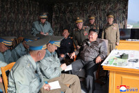 chum-anh-ong-kim-jong-un-thi-sat-tap-tran-khong-quan-0505-01.jpg
