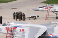 chum-anh-ong-kim-jong-un-thi-sat-tap-tran-khong-quan-0505-024.jpg