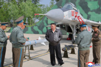 chum-anh-ong-kim-jong-un-thi-sat-tap-tran-khong-quan-0505-023.jpg