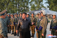 chum-anh-ong-kim-jong-un-thi-sat-tap-tran-khong-quan-0505-032.jpg